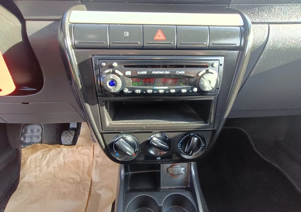 Volkswagen Fox cena 7999 przebieg: 145611, rok produkcji 2005 z Staszów małe 326